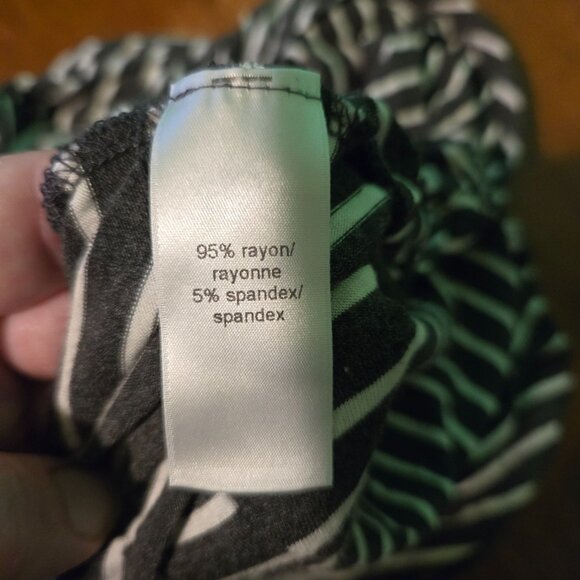 Maurices t-shirt womens Medium Grey white stripes 3/4 sleeve twist-hem Scoop - Picture 7 of 7